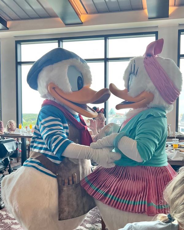 Donald and Daisy at Topolinos