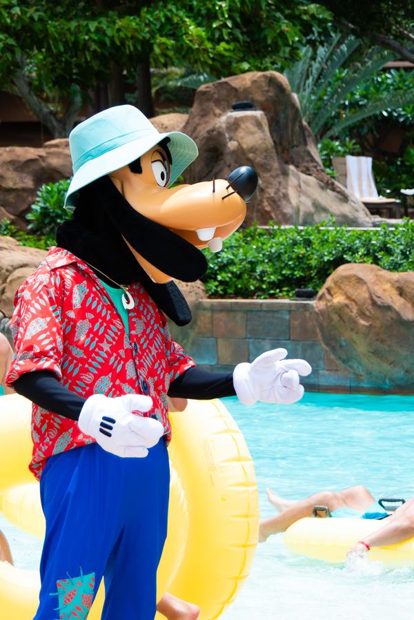 Goofy by the lazy river at Aulani