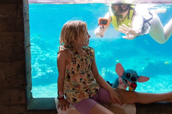 Kati in the snorkel pool at Aulani while Mia watches from the viewing area